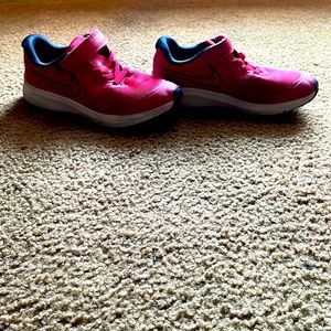 Boys Red Nike Star Runner Sneakers Sz 1